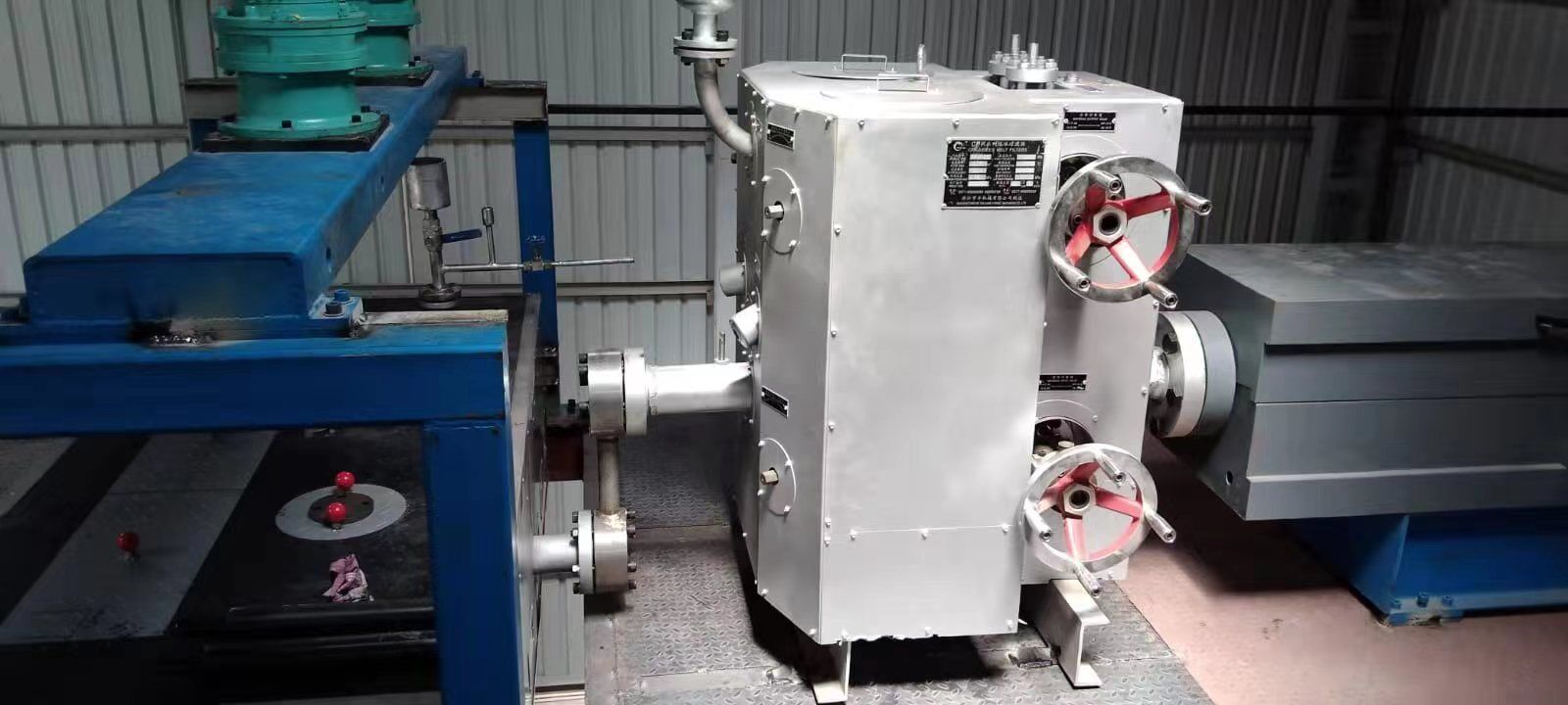 Vertical dual cylinder continuous switching melt filter