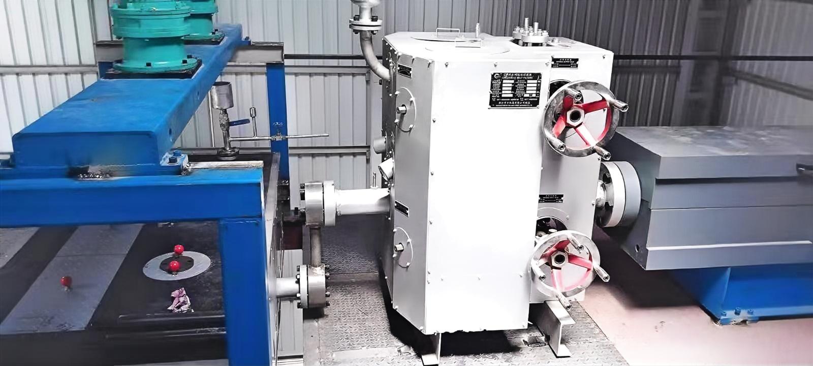 Vertical dual cylinder continuous switching melt filter