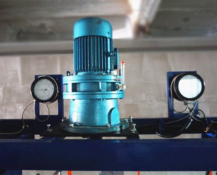 Metering pump for multifilament yarn spinning machine